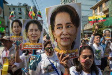 Két év börtönt is kaphat pár walkie talkie miatt Aung Szan Szú Kjí, Mianmar megpuccsolt vezetője