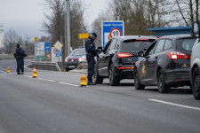 Kötelező lesz a koronavírusteszt az Ausztriába ingázóknak