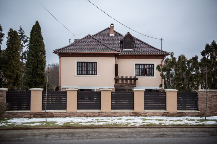 Az Obrusánszki család háza Dédestapolcsányban – Fotó: Bődey János / Telex