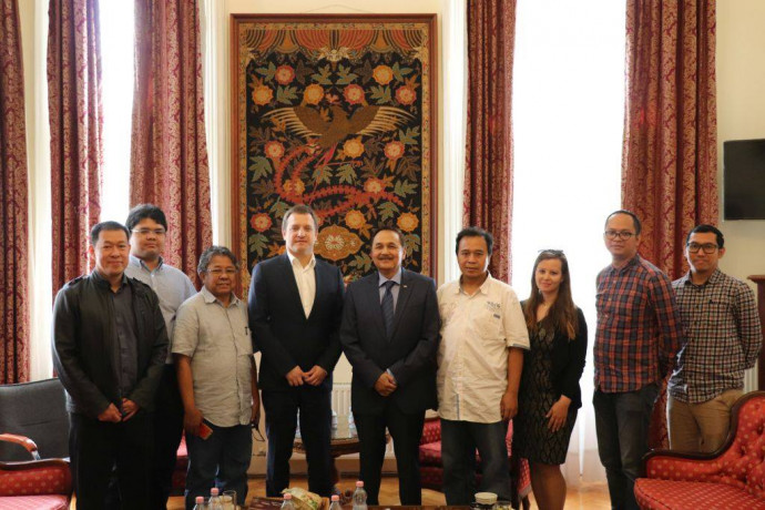 Az autópályadíj-ágazatban folytatott együttműködés miatt fogadta a magyarországi indonéz nagykövet, H.E A.H Dimas Wahab, a Roatex Kft képviselőit. Középen Nagy Szabolcs és a nagykövet – Fotó: Indonesian Embassy – Budapest, Hungary / Facebook