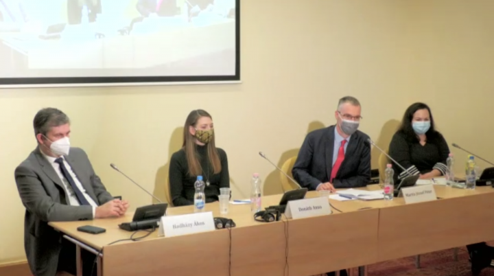 Hadházy Ákos és Donáth Anna ellenzéki képviselők, valamint Martin József Péter és Nagy Gabriella, a Transparency International munkatársai – Forrás: Transparency International Magyarország