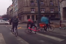 Budapesti szürreál: hátrafelé tekerő biciklis ütött el egy másikat az Astoriánál