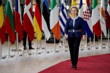 Ursula von der Leyen elmondta, miért kezdődött lassabban az oltás az EU-ban, mint Izraelben és a briteknél