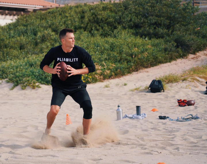 Tom Brady „Pliability” feliratú pólóban edz – Fotó: Tom Brady / Instagram