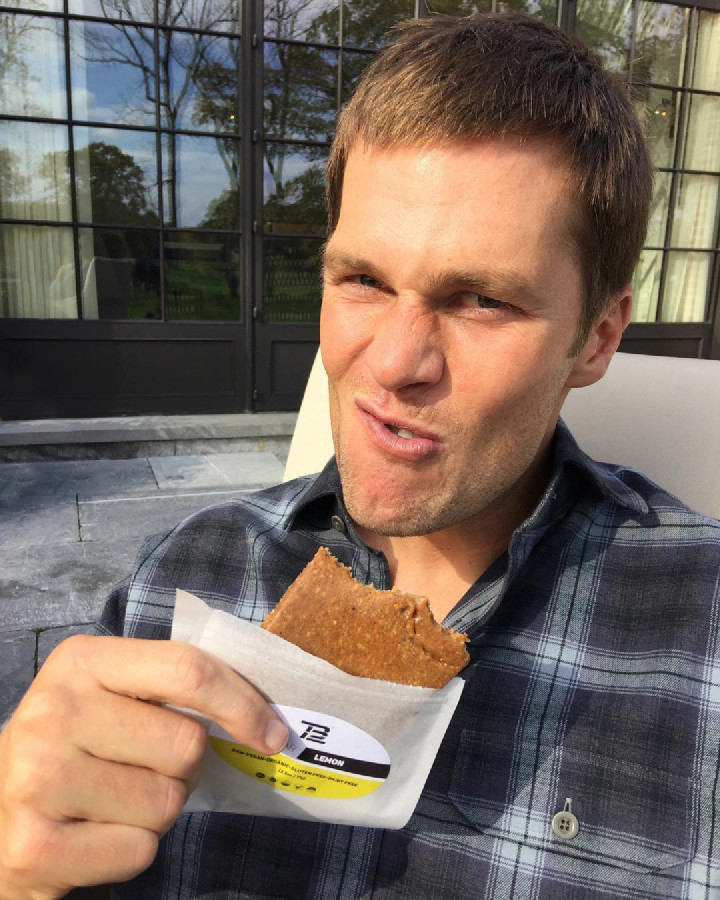 Tom Brady sajátmárkás proteinszeletét eszi – Fotó: Tom Brady / Instagram