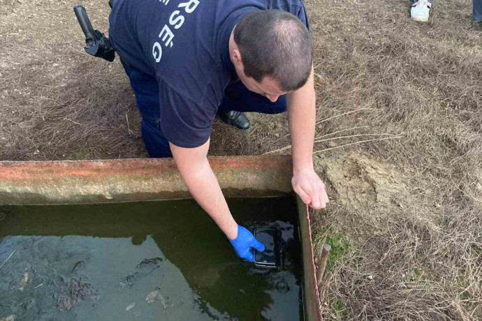 Ellopott egy drága telefont, hogy aztán a kacsaitatóba dobja