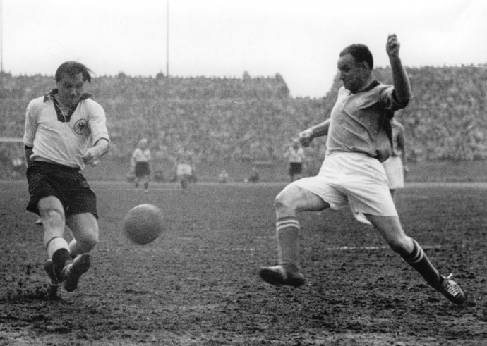 Az NSZK(b) és a Saar-Vidék(j) játékosa a két csapat meccsén 1954-ben – Fotó: Ferdi Hartung / ullstein bild / Getty Images