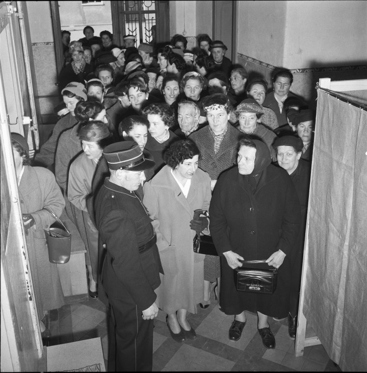 Nők állnak a szavazóhelyiségben a Wallis kantonban lévő Sierre városban 1957-ben, a polgári védelmi szolgálat kötelező jellegéről tartott népszavazáson – Fotó: Jean-Pierre Grisel / RDB / Ullstein Bild / Getty Images