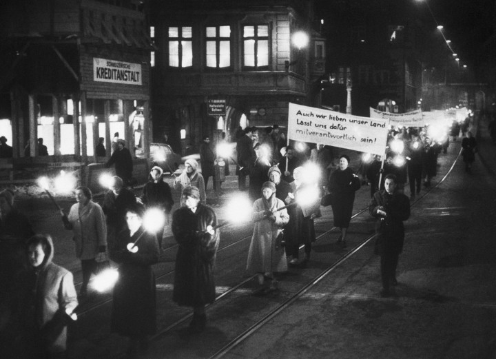 Fáklyákkal vonuló, a nők szavazati jogáért demonstráló svájci nők 1963-ban, Zürichben – Fotó: Bettmann Archive / Getty Image