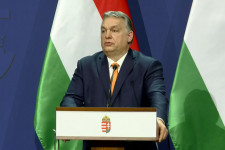 Orbán nem zárja ki az egylépéses nyitást sem, a konzultációtól teszi függővé