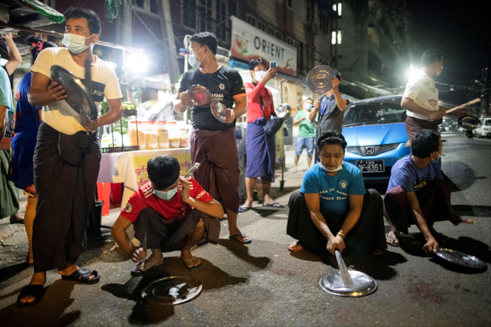 Lábasokkal, serpenyőkkel és vörös szalagokkal tiltakoznak a katonai puccs ellen Mianmarban