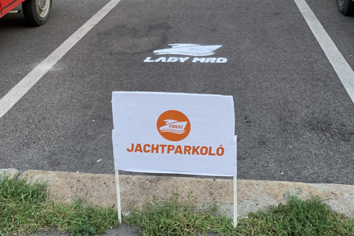 A Momentum újra felfújta a jachtparkolót Szijjártó minisztériuma elé