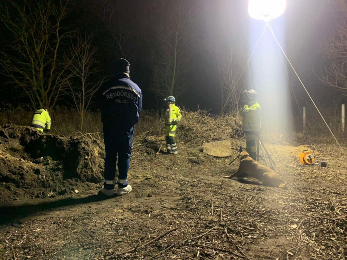 A Pest Megyei Kutató-Mentő szolgálat munkatársai és speciálisan kiképzett kutyája a helyszínen – Fotó: Police.hu