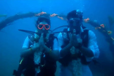 Húsz méterrel a víz alatt mondta ki a boldogító igent egy indiai pár