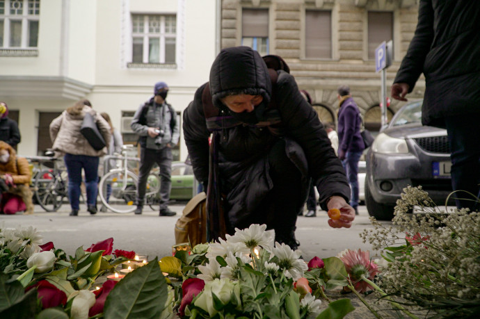 Virágokkal, néma megemlékezésen búcsúztatják az SZFE-t