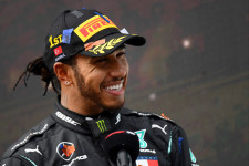 Hamilton az idei szezon végéig hosszabbított a Mercedesszel