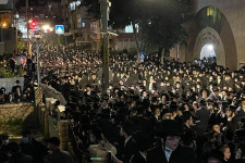 Járvány alatt is tízezres tömeg jelent meg egy rabbi temetésén