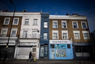 Több mint egymillió eurót kérnek London legkeskenyebb házáért