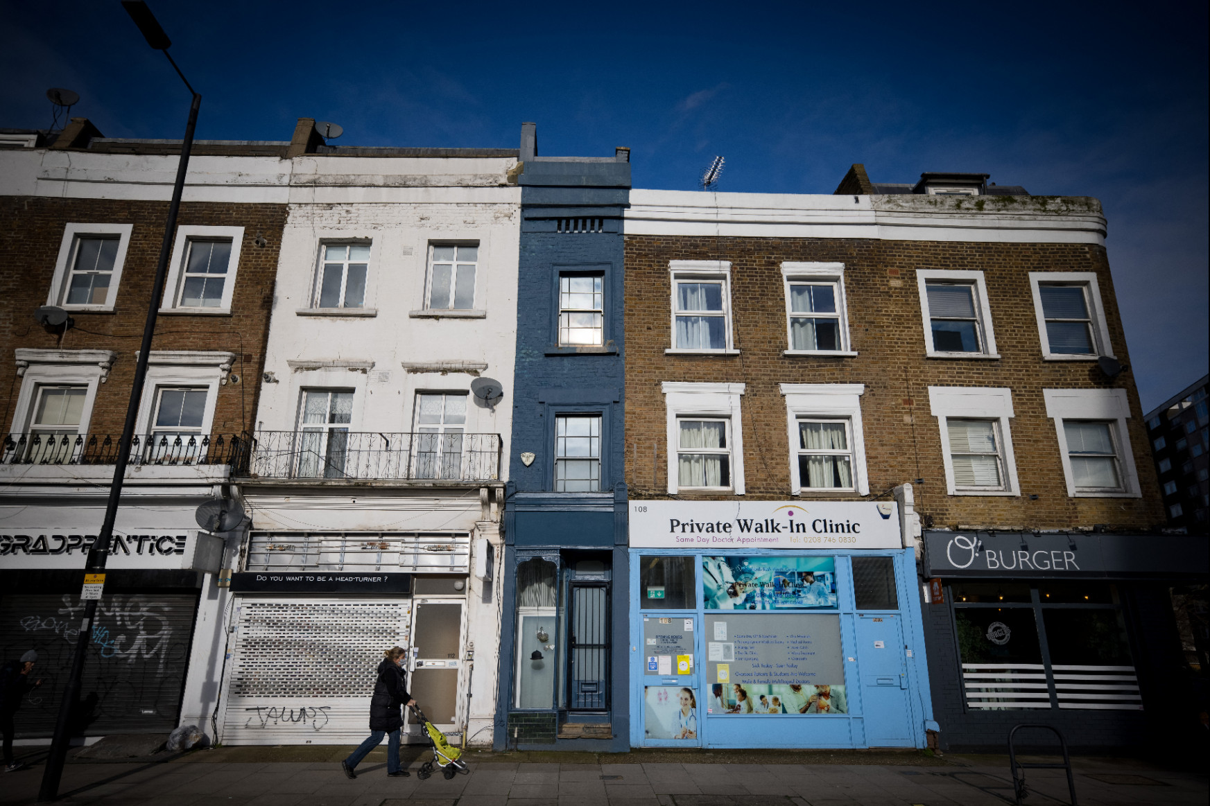 Több mint egymillió eurót kérnek London legkeskenyebb házáért