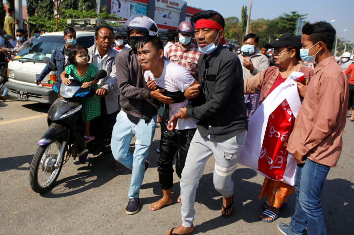 Éles lőszerrel lőtt a tüntető tömegbe a mianmari rendőrség