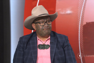 Kiküldték a Maori Párt vezetőjét az új-zélandi parlamentből, mert nem volt hajlandó felvenni egy nyakkendőt