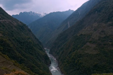 Kína egy tibeti szent folyóra húzná fel a világ legnagyobb vízerőművét