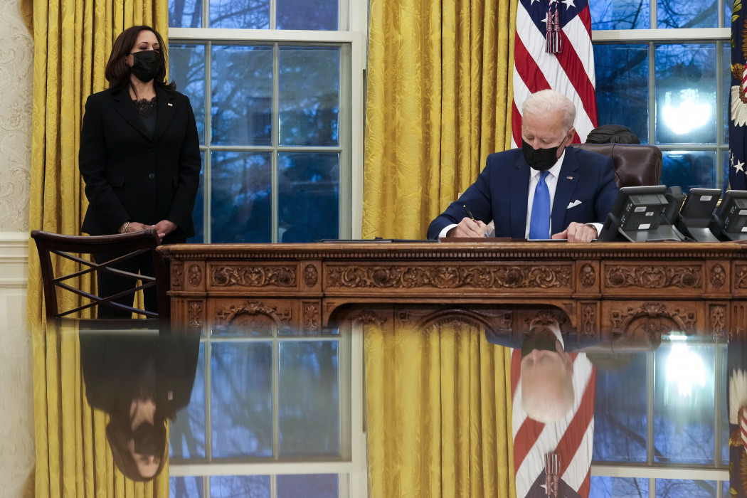 Joe Biden aláírja a bevándorlásról szóló elnöki rendeleteit 2021. február 2-án, mellette az alelnök, Kamal Harris – Fotó: Doug Mills – Pool / Getty Images / AFP