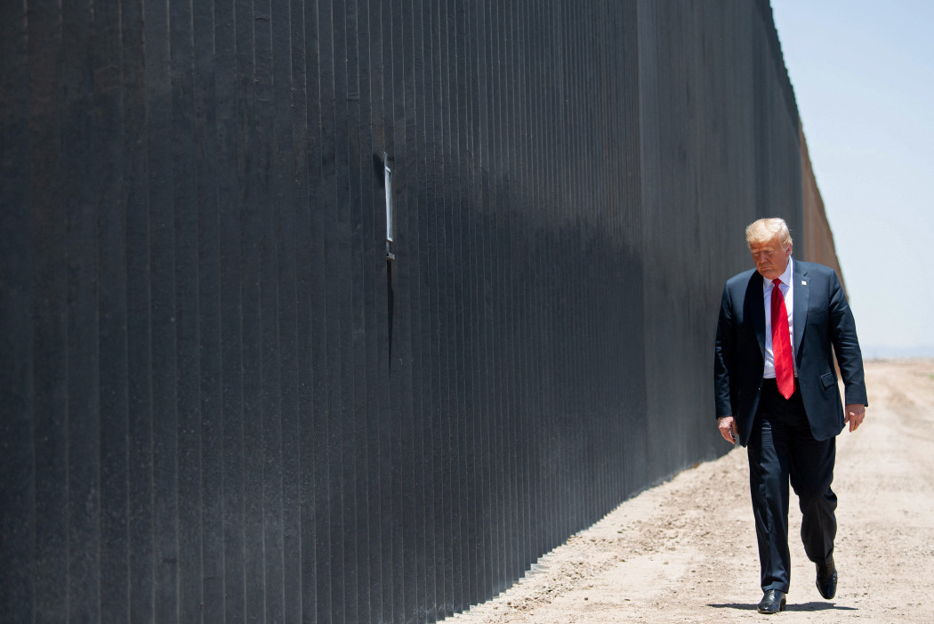 Trump a mexikói határfalnál 2020 júniusában – Fotó: Saul Loeb / AFP