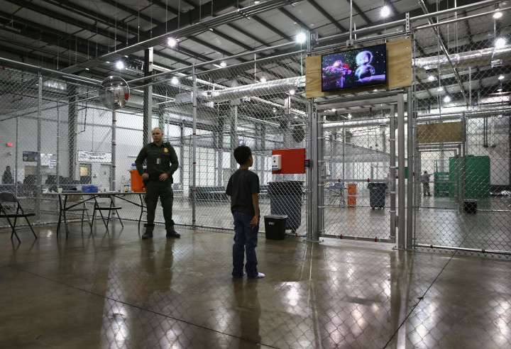 Egy fogvatartott hondurasi kisfiú néz rajzfilmet az egyik ICE központban 2014 szeptemberében – Fotó: John Moore / Getty Images / AFP