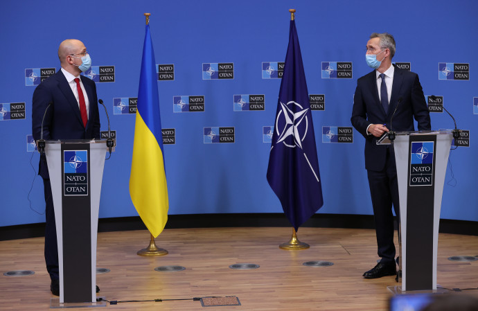 Denisz Smihal ukrán miniszterelnök és Jens Stoltenberg NATO-főtitkár brüsszeli sajtótájékoztatója 2021. február 9-én – Fotó: Dursun Aydemir / Anadolu Agency