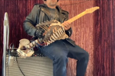 Halott nagybácsijának csontvázából épített magának működőképes gitárt egy férfi