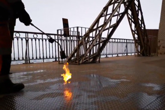 Tűzzel küzdenek az Eiffel-torony jegesedése ellen Franciaországban