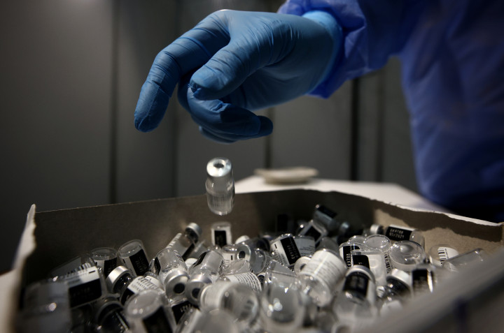 A kiürült Pfizer–BioNTech koronavírus elleni vakcinák gyűjtődoboza egy osztrák oltóponton 2021. január 7-én – Fotó: Lisi Niesner / Reuters
