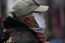 Dupla maszk viselését is javasolja az amerikai járványügyi központ