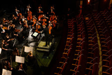 Amikor a magyar zenész ételt rendel, és a kollégája csönget ételfutárként