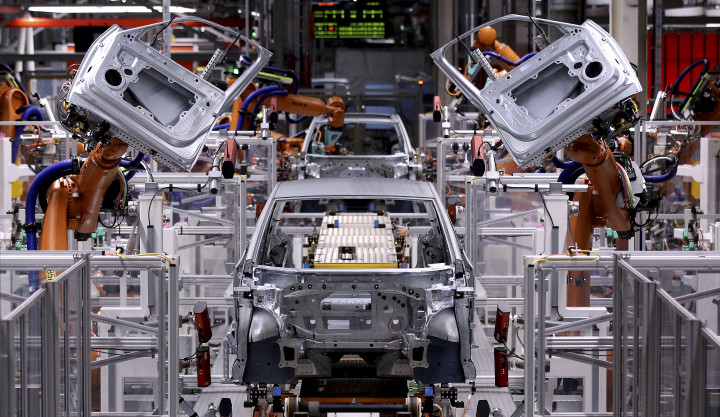 Robotkarok dolgoznak a Volkswagen összeszerelő üzemében Németországban – Fotó: Ronny Hartmann / AFP