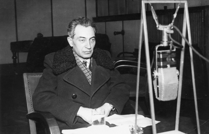 Gerő Ernő a Magyar Rádió stúdiójában 1955-ben – Fotó: Fortepan / Rádió és Televízió Újság