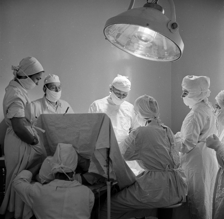 Műtét egy magyar kórházban a 60-as években – Fotó: Gábor Viktor / Fortepan