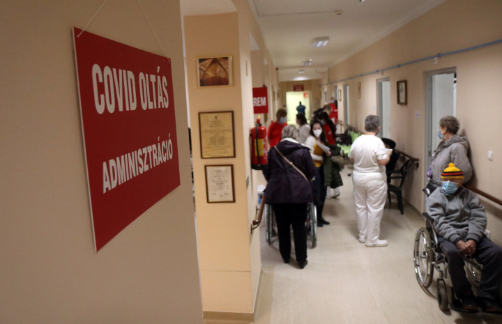 Koronavírus elleni oltásra várakoznak a miskolci kórházban kialakított oltóponton 2021. február 6-án – Fotó: Vajda János / MTI