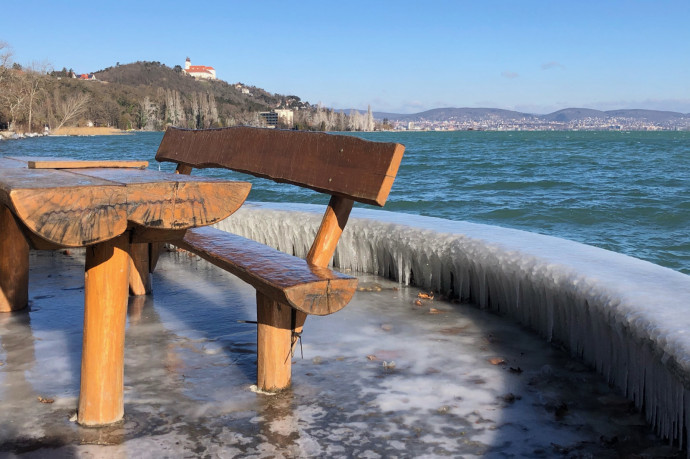 Maradnak a rendkívüli fagyok, jégbe borul a Balaton északi partja is