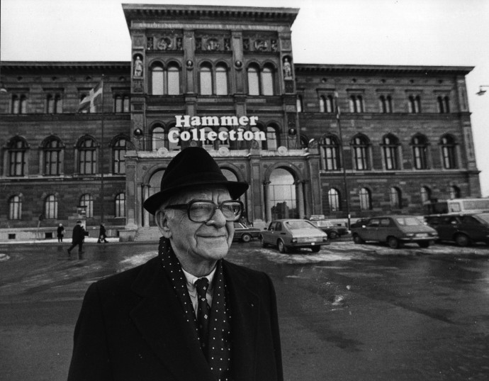 Hammer egy stockholmi múzeum előtt, ahol épp gyűjteményét állították ki 1979-ben – Fotó: Keystone Features / Getty Images