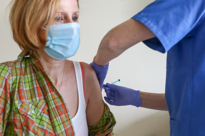 Minimálisan csökkent az oltási kedv Magyarországon, a KSH szerint a vakcinák körüli bizalmatlanság az egyik fő oka