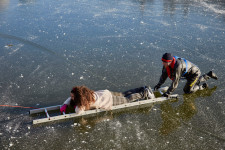 Létrákkal és fadarabokkal mentették ki az olvadt jégen korcsolyázókat egy holland tóból