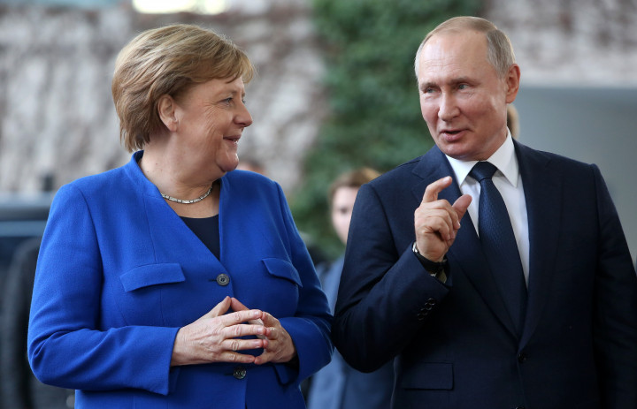 Vlagyimir Putyin és Angela Merkel egy ENSZ-csúcstalálkozón Berlinben 2020 januárjában – Fotó: Adam Berry / Getty Images
