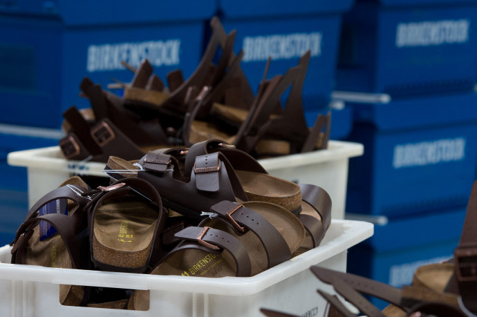 Birkenstock papucsok a cég görlitzi gyárában. Fotó: AFP