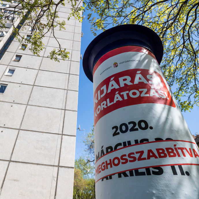 Néhány ábra arról, hány életet menthettek meg az oltások és a lezárások Magyarországon