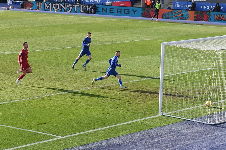 Allison Becker kapus ekkor már nem volt sehol, Vardy góljával 2-1-re ment a LeicesterFotó: AFP