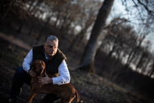 Orbán Viktor Alfival, a vizslával reklámozza az állatvédelmi kérdőívet