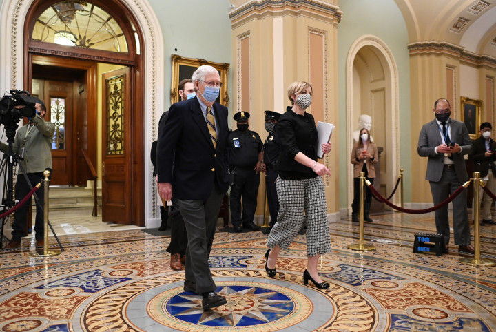 Mitch McConnell megy az irodája felé 2021. február 13-án – Fotó: Mandel Ngan / AFP