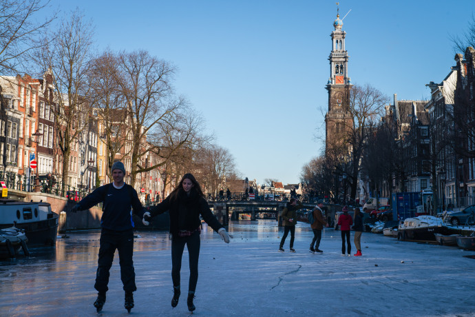 Korcsolyázó pár egy befagyott amszterdami csatornán.Forrás: William Lounsbury / Hans Lucas / Hans Lucas via AFP